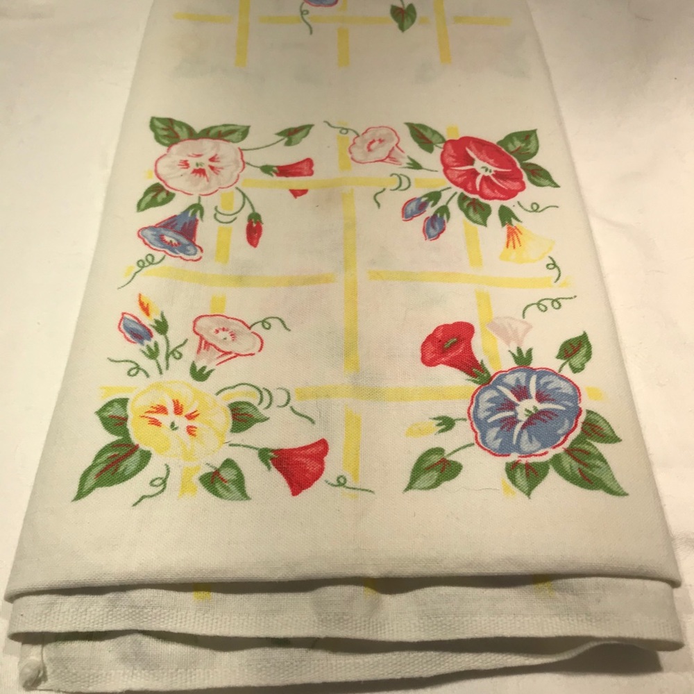 Vintage Tablecloth red, blue, yellow petunias, - Picture 4 of 6